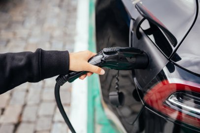 Ki fizet, ha a céges elektromosautó-töltő megrongálja az autót vagy tüzet okoz?