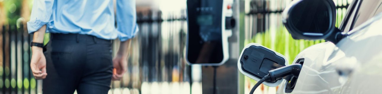 Ki fizet, ha a céges elektromosautó-töltő megrongálja az autót vagy tüzet okoz?