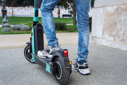 Mennyibe kerül 2026-ban az elektromos roller kötelező biztosítása Magyarországon?